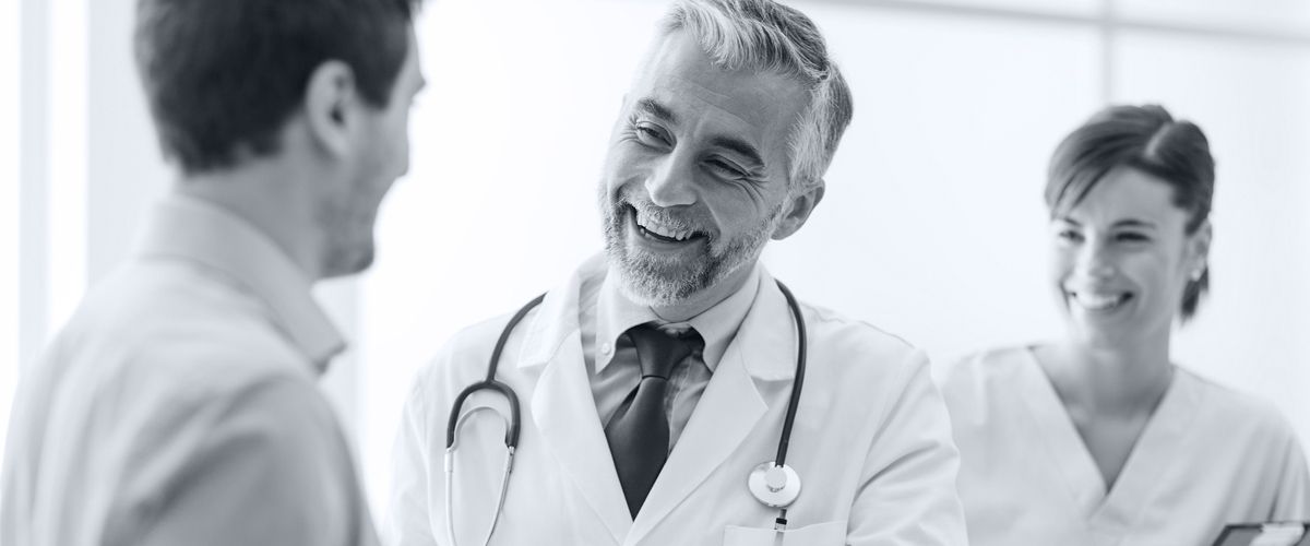 Arzt im Gespräch mit einem Patienten im Universitätsklinikum Tübingen